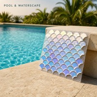 Mosaïque de verre à l'échelle de poisson irisée de haute qualité