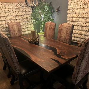 Table à manger en époxy noir personnalisée, centre de table de canapé, mobilier moderne, dalle de noyer à bord vivant, décoration intérieure et hôtelière - Product Image 1