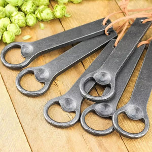 Abrebotellas de hierro fundido de alta resistencia de primera calidad con aspecto rústico antiguo perfecto para cocinas de casas al aire libre y bares de fiesta - Product Image 1