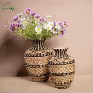 Vase décoratif moderne en bambou tressé à la main, écologique et naturel pour la maison et l'intérieur - Product Image 1