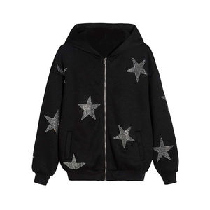 Sudadera con capucha para hombre de estilo callejero con diamantes de imitación brillantes y detalles únicos Sudadera con capucha de mezcla de algodón con tachuelas de diamantes de imitación para hombres - Product Image 1