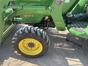 Tractor John Deere 3025E usado original de 120 hp 4x4 para agricultura a precios muy económicos en venta. - Product Image 6