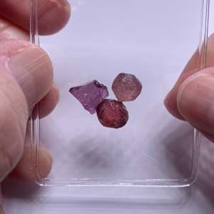 Pierre précieuse naturelle œil de chat grenat rouge, forme cœur, 8 mm, haute qualité, pierre minérale polie - Product Image 1