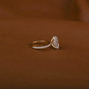 แหวนหมั้นเพชรสำหรับผู้ใหญ่3.0กะรัตประดับ18KT สีเหลืองทองสำเนียงชุบทองด้านข้าง IGI - Product Image 4