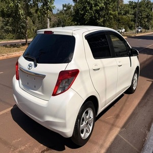 Vitz de Moda con Volante a la Izquierda, Interior Oscuro, Automático - Product Image 2