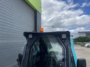 Chargeuse compacte sur pneus SWTL4528 avec garantie de 5 ans et 5000 heures, moteur Kubota, godet 4-en-1 de 2000 mm et godet à boue de 2000 mm - Product Image 2