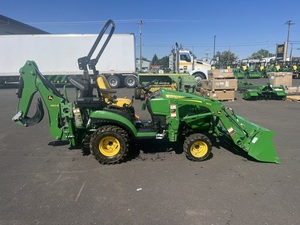 Tractor Compacto John Deere 1025R de 23.9 HP con Tracción en las 4 Ruedas, Motor y Garantía de 2 Años - Product Image 3
