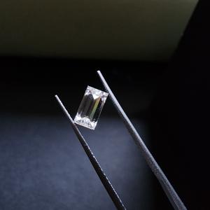 Diamante Solitario de Corte Baguette Cultivado en Laboratorio de 0.665CT, Elegancia Clásica en Cada Destello - Product Image 4