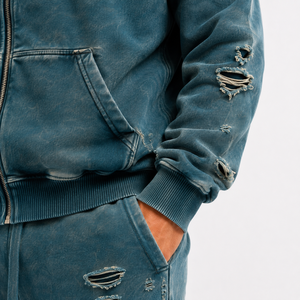 Chándal moderno para hombre con detalles desgastados, construcción cómoda y una silueta relajada para un estilo urbano. - Product Image 5