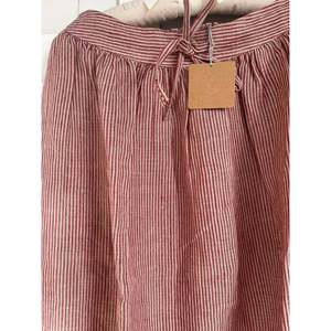 Falda de Lino Tejida a Mano DVE ISHA con Bordado Floral, Cintura Elástica con Cordón Ajustable, Volantes y Estampado de Rayas Carmesí, Talla XS para Primavera - Product Image 2