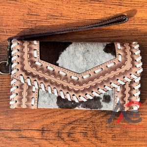 Nouveau design pochette en fourrure de vachette usinée à la main sculpture portefeuille pochette Western élégant portefeuille multi-usages pochette en Offre Spéciale pour femmes - Product Image 1