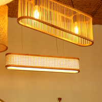 Suspension rectangulaire en bois et cannage de style moderne du milieu du siècle (design horizontal long) pour l'éclairage de la salle à manger