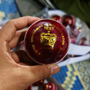 ลูกคริกเก็ตหนังสีแดง เย็บมือ โลโก้ OEM ลูกคริกเก็ตฝึกซ้อม ลูกแข็ง หนังคุณภาพพรีเมียม ผลิตจากหนังแข็ง - Product Image 1