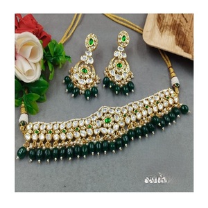 Magnifique ensemble de boucles d'oreilles et collier choker en pierre de moissanite de haute qualité et imitation perle, style Kundan, pour femmes, bijoux de créateur pour les mariages. - Product Image 2