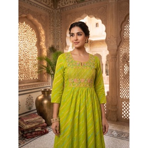 Kurta Anarkali extensible en coton vert clair brodé et imprimé numériquement pour femme – Tenue élégante conçue pour l'élégance au quotidien - Product Image 2