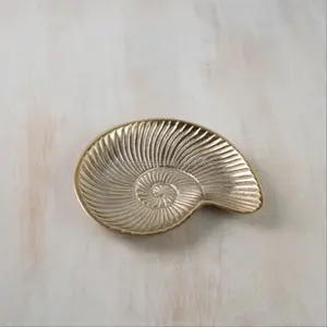 Bandeja Decorativa Redonda Multifuncional de Aluminio Hecha a Mano con Patrón de Cuerda Vertical - Diseño Moderno - Product Image 4