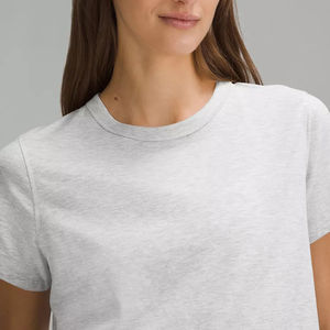 Nouveaux T-shirts pour femmes élégants et écologiques en coton et polyester, décontractés, respirants, avec logo personnalisé, qualité supérieure, en vente à prix compétitif - Product Image 4