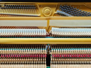 Piano Vertical Acústico Yamaha U1H de Lujo Profesional en Oferta, Usado en Buen Estado con Buenos Precios, 88 Teclas - Product Image 3