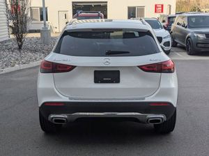 รถยนต์ SUV ครอสโอเวอร์ Mercedes-Benz GLA 250 4MATIC สีขาว ปี 2023 สภาพดีเยี่ยม 221 แรงม้า เครื่องยนต์ 2.0 ลิตร เกียร์อัตโนมัติ 14 สปีด ประหยัดน้ำมัน 32 กม./น้ำมัน  ขาย - Product Image 4