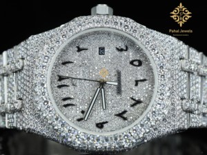 Reloj de Pulsera Premium con Esfera Negra y Diamantes Moissanite, con Fecha, de Proveedor Indio, con Bisel y Cierre de Brazalete - Product Image 2