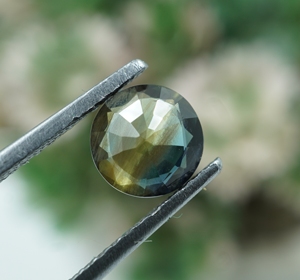 Gema de Zafiro Verde Azulado Natural Sin Tratar de 0.84 Ct, Corte Redondo, 3 mm de Altura - Product Image 3