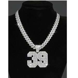 Vente en gros de pendentif numéro glacé pour hommes Hip Hop avec strass en alliage disponible en argent sterling 925 - Product Image 1