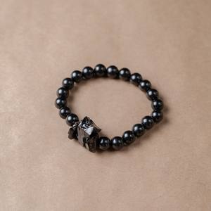 Pulsera de Shungita con 20 cuentas redondas pulidas de 0.32 pulgadas (8 mm) y 3 Shungitas de élite pulidas en banda elástica, talla 16-17 - Product Image 2