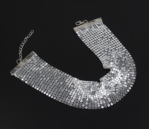 Ensemble collier et boucles d'oreilles audacieux H2 Jewelry C0003 avec paillettes plaquées or - Bijoux pour mariage, fiançailles, anniversaire et cadeau - Product Image 4