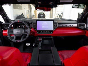 Maravillosa Camioneta Usada Negra 2025 para Sequoia TRD Pro Híbrida 4WD con Llantas de Aleación, Asientos de Cuero Claro, Sistema de Navegación y Techo Solar Panorámico - Product Image 5