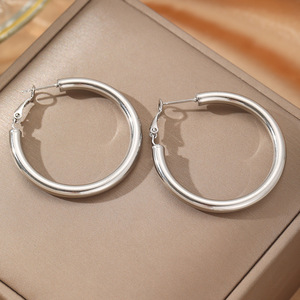 Pendientes de aro Vintage exquisitos y elegantes para mujer, diseño geométrico Circular de simplicidad suave, aleación hecha principalmente para mujer de GFEZK002-J - Product Image 1