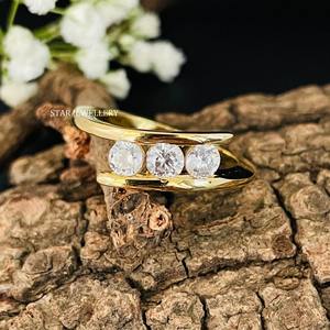 Bague de fiançailles en or blanc massif 14K CVD à trois pierres, bague en diamant à trois pierres de taille ronde cultivée en laboratoire - Product Image 3