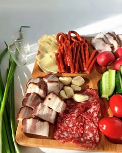 Plateau de service en bois assiette apéritif rustique plateau de nourriture à quatre sections plat de collation en bois naturel planche de charcuterie faite à la main - Product Image 2