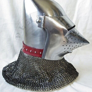 Casco Medieval de Acero de Calibre 18 con Diseño de Cara de Cerdo y Avental, Estilo Vintage Plateado, Decoración para el Hogar, por Calvin Handicraft - Product Image 1