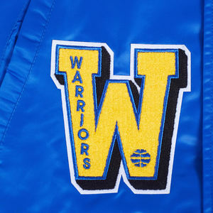 Chaqueta universitaria de satén sublimado de invierno unisex personalizada con logotipo bordado cuello alto patrón sólido bordado frontal - Product Image 5