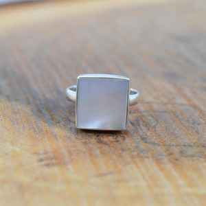 Bague en argent sterling 925 avec pierre précieuse carrée en nacre, bijoux faits à la main, bague élégante pour femmes, taille américaine 7 - Product Image 1