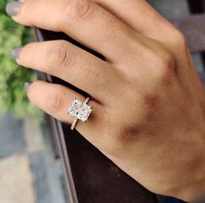 Anillos de compromiso de diamantes cultivados en laboratorio de corte radiante de oro sólido de 10 quilates a la moda para mujer estilo clásico IGI para fiestas de bodas - Product Image 3