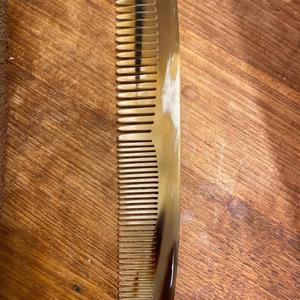 Peigne à cheveux artisanal en corne de vache naturelle, fait main, écologique, moderne, à dents lisses, pour hommes et femmes, antistatique, démêlant et coiffant - Product Image 1