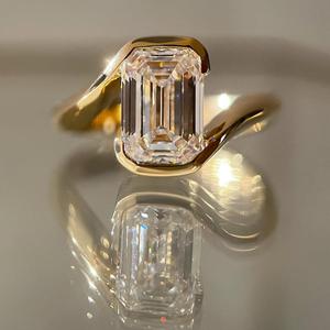Bague de fiançailles en diamant de laboratoire taille émeraude certifié IGI 5,00 ct, design Signature Rapture Bypass, nouvelle bague en diamant de laboratoire 5,00 ct - Product Image 4