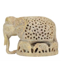 Élégante sculpture de famille d'éléphants en marbre vert de 4 pouces, polie et artisanale avec travail de filigrane, pour la décoration de la maison, du temple ou du bureau