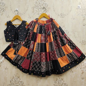 Ensemble Lehenga Choli pour filles, noir, imprimé Bandhani, polyester, longueur au sol, entièrement cousu, avec dupatta |   Traditionnel et festif - Product Image 4