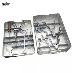ชุดเครื่องมือผ่าตัดกระดูกและข้อแบบใช้ซ้ำได้ ยี่ห้อสั่งทำพิเศษ ระบบสายเคเบิลออร์โธปิดิกส์ ทำจากสแตนเลส ประกอบด้วยเครื่องมือผ่าตัด เช่น ที่ร้อยสาย ที่รัดสาย และคีม พร้อมคู่มือการใช้งาน - Product Image 1