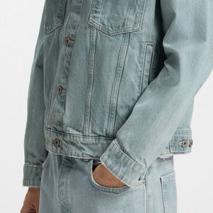 แจ็คเก็ตยีนส์สำหรับผู้ซื้อขายส่งจำนวนมาก ผู้ชาย แขนยาว ปกพับ ดีไซน์สตรีทแวร์ทันสมัย สวมใส่สบายและทนทาน - Product Image 6