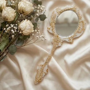 กระจกมือถือเรซิ่นเคลือบเงาเรียบเนียน เหมาะสำหรับการแต่งหน้าในชีวิตประจำวันหรือใช้เพื่อการตกแต่ง เพิ่มความมีสไตล์ - Product Image 1