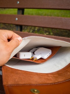 Maletín y Bolsa para Portátil de Cuero Genuino SAFFA de Alta Calidad con Cierre de Botones - Product Image 3