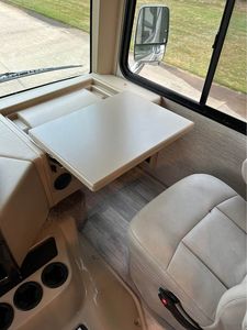 Autocaravana Familiar de Lujo Fairly Th o A30 Freedom Traveler, Modelo 2022, Emisión Euro 5, Capacidad para 4-6 Personas, Acrílico Blanco - Product Image 2