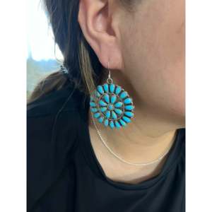 Pendientes Colgantes de Plata de Ley Hechos a Mano por Artesanos Navajo, Diseño Floral con Turquesa - Product Image 2