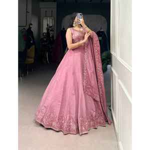 ชุดเลเฮนกาโชลีผ้าไหมแบบดั้งเดิมสำหรับผู้หญิง ประดับมุก ปักเลื่อม ตกแต่งด้วยผ้าแคนวาส ตัดเย็บอย่างประณีต ความยาวระดับเข่า แห้งเร็ว ใส่ได้ทุกฤดู เหมาะสำหรับงานปาร์ตี้ ทรงปกติ - Product Image 1