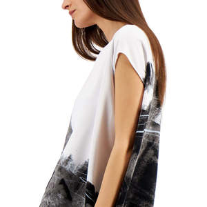 Top da Donna Alfani Grigio Grande con Stampa Asimmetrica e Design Astratto, Stile con Orlo Asimmetrico - Product Image 3