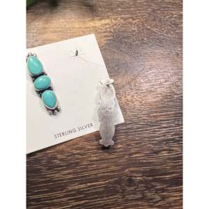 Boucles d'oreilles pendantes en argent sterling avec turquoise Royston, faites à la main par des artisans Navajo - Product Image 5