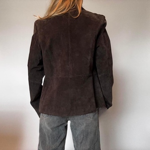 เสื้อเบลเซอร์หนังกลับสไตล์วินเทจยุค 70 สีน้ำตาลเข้ม สำหรับผู้หญิง ขายดี ฤดูใบไม้ร่วง ฤดูหนาว แบบเรียบง่าย ป้องกันลม ติดกระดุมสองแถว - Product Image 4